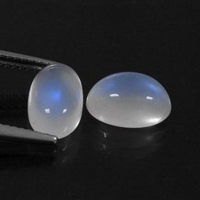 カラットの天然ブルー＆ホワイトレインボームーンストーン（9.8×6.6 mm・オーバルカット）