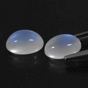 カラットの天然ブルー＆ホワイトレインボームーンストーン（9.8×6.6 mm・オーバルカット）