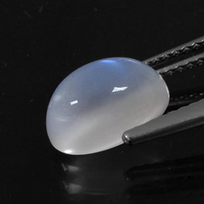 2.75カラットの天然ブルー＆ホワイトレインボームーンストーン（10.1×6.3 mm・オーバルカット）