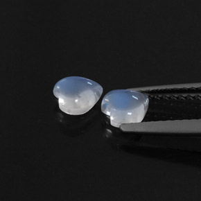 カラットの天然ブルー＆ホワイトレインボームーンストーン（5×5 mm・ハート型）