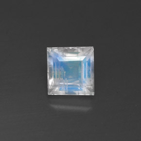 0.77カラットの天然ブルー＆ホワイトレインボームーンストーン（5.3×5.1 mm・四角）