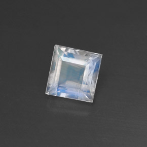 0.77カラットの天然ブルー＆ホワイトレインボームーンストーン（5.3×5.1 mm・四角）