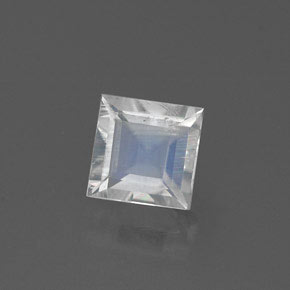 0.47カラットの天然ブルー＆ホワイトレインボームーンストーン（4.8×4.8 mm・四角）