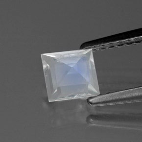 0.47カラットの天然ブルー＆ホワイトレインボームーンストーン（4.8×4.8 mm・四角）