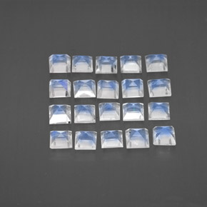 2.89カラットの天然ホワイトブルーレインボームーンストーン（3.1×3.1 mm・四角）