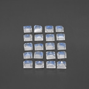 カラットの天然ブルー＆ホワイトレインボームーンストーン（3×3 mm・四角）