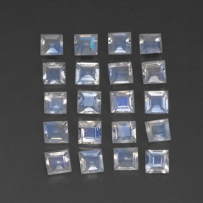 2.13カラットの天然ブルー＆ホワイトレインボームーンストーン（3×3 mm・四角）