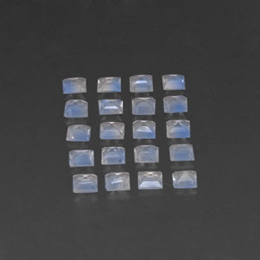 2.13カラットの天然ブルー＆ホワイトレインボームーンストーン（3×3 mm・四角）