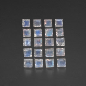 3.89カラットの天然青みがかった白レインボームーンストーン（3.3×3.1 mm・四角）