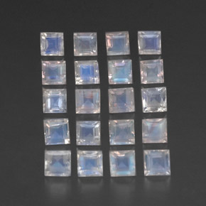 3.89カラットの天然青みがかった白レインボームーンストーン（3.3×3.1 mm・四角）