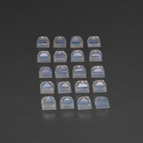 3.89カラットの天然青みがかった白レインボームーンストーン（3.3×3.1 mm・四角）