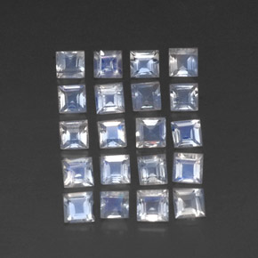 カラットの天然ブルー＆ホワイトレインボームーンストーン（3.1×3 mm・四角）