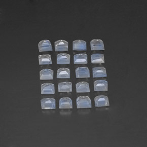 カラットの天然ブルー＆ホワイトレインボームーンストーン（3.1×3 mm・四角）