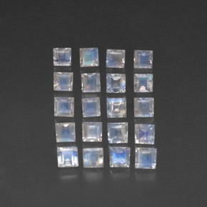3.80カラットの天然青みがかった白レインボームーンストーン（3.1×3.1 mm・四角）