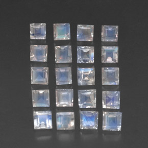 3.80カラットの天然青みがかった白レインボームーンストーン（3.1×3.1 mm・四角）