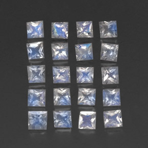 カラットの天然ブルー＆ホワイトレインボームーンストーン（3.1×3 mm・四角）