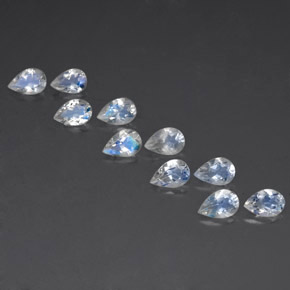 カラットの天然ブルー＆ホワイトレインボームーンストーン（6×4 mm・洋梨の形）