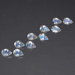 カラットの天然ブルー＆ホワイトレインボームーンストーン（6×4 mm・洋梨の形）