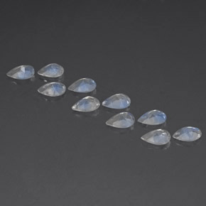 カラットの天然ブルー＆ホワイトレインボームーンストーン（6×4 mm・洋梨の形）