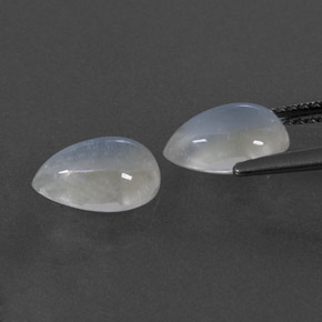 カラットの天然ブルー＆ホワイトレインボームーンストーン（9.2×6.1 mm・洋梨の形）
