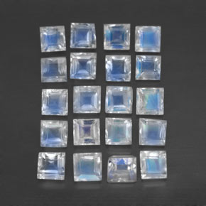 3.30カラットの天然ホワイトブルーレインボームーンストーン（3.1×3 mm・四角）