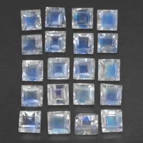 3.30カラットの天然ホワイトブルーレインボームーンストーン（3.1×3 mm・四角）