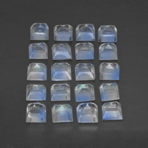 3.30カラットの天然ホワイトブルーレインボームーンストーン（3.1×3 mm・四角）