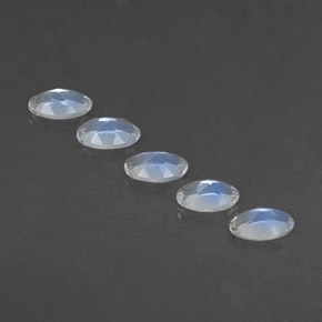 カラットの天然ブルー＆ホワイトレインボームーンストーン（4.9×3.1 mm・オーバルカット）