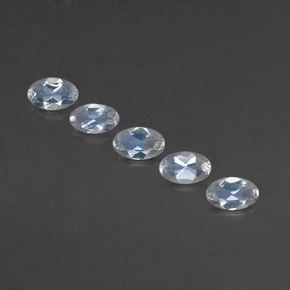 カラットの天然ブルー＆ホワイトレインボームーンストーン（4.9×3.1 mm・オーバルカット）