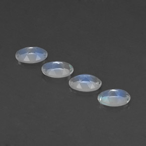カラットの天然ブルー＆ホワイトレインボームーンストーン（4.9×3.1 mm・オーバルカット）