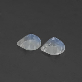 カラットの天然ブルー＆ホワイトレインボームーンストーン（5.2×5.1 mm・洋梨の形）