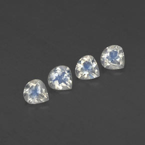 1.33カラットの天然青みがかった白レインボームーンストーン（5x4.9 mm・洋梨の形）