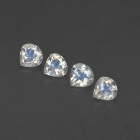 1.33カラットの天然青みがかった白レインボームーンストーン（5x4.9 mm・洋梨の形）