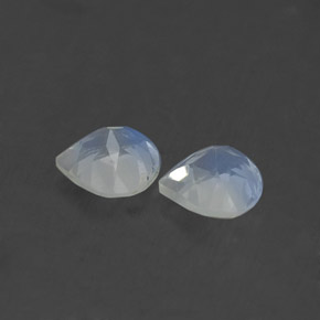 カラットの天然ブルー＆ホワイトレインボームーンストーン（5×4.8 mm・洋梨の形）