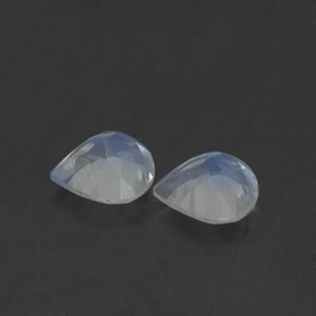 カラットの天然ブルー＆ホワイトレインボームーンストーン（5.1×5 mm・洋梨の形）
