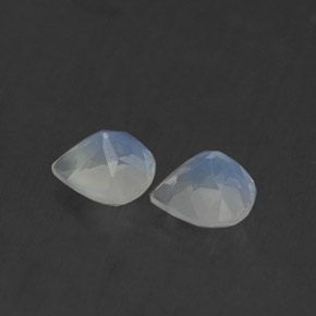 カラットの天然ブルー＆ホワイトレインボームーンストーン（5.1×5 mm・洋梨の形）