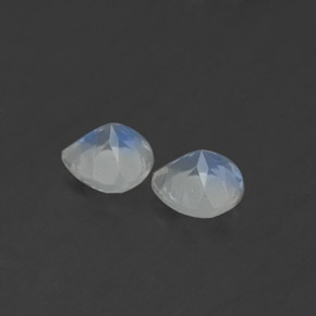 カラットの天然ブルー＆ホワイトレインボームーンストーン（4.9×4.8 mm・洋梨の形）