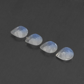 1.49カラットの天然青みがかった白レインボームーンストーン（5.1×5.1 mm・洋梨の形）
