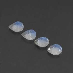 1.39カラットの天然青みがかった白レインボームーンストーン（5.1×5 mm・洋梨の形）