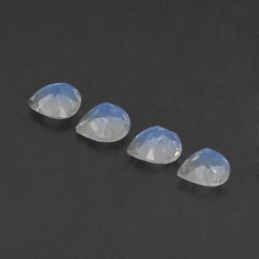 1.47カラットの天然青みがかった白レインボームーンストーン（5.1×5.1 mm・洋梨の形）