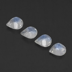 1.52カラットの天然青みがかった白レインボームーンストーン（5.2×5.2 mm・洋梨の形）