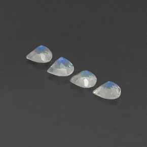 1.44カラットの天然ブルー＆ホワイトレインボームーンストーン（5.1×5 mm・洋梨の形）