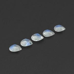 1.27カラットの天然青みがかった白レインボームーンストーン（4.9×4.8 mm・洋梨の形）