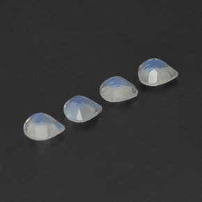 1.30カラットの天然青みがかった白レインボームーンストーン（4.9×4.8 mm・洋梨の形）