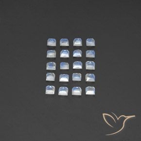 2.94カラットの天然青みがかった白レインボームーンストーン（3.1×3 mm・四角）
