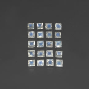 カラットの天然ブルー＆ホワイトレインボームーンストーン（3.1×3 mm・四角）