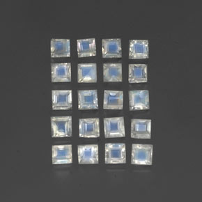カラットの天然ブルー＆ホワイトレインボームーンストーン（3.1×3 mm・四角）