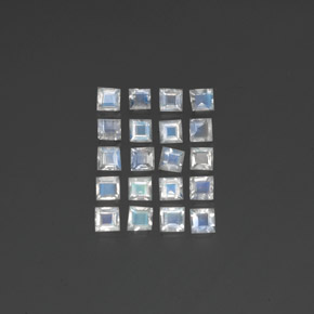 2.28カラットの天然ブルー＆ホワイトレインボームーンストーン（3×3 mm・四角）