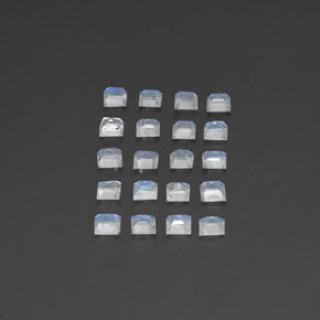 2.28カラットの天然ブルー＆ホワイトレインボームーンストーン（3×3 mm・四角）