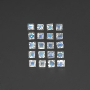 2.88カラットの天然青みがかった白レインボームーンストーン（3×3 mm・四角）